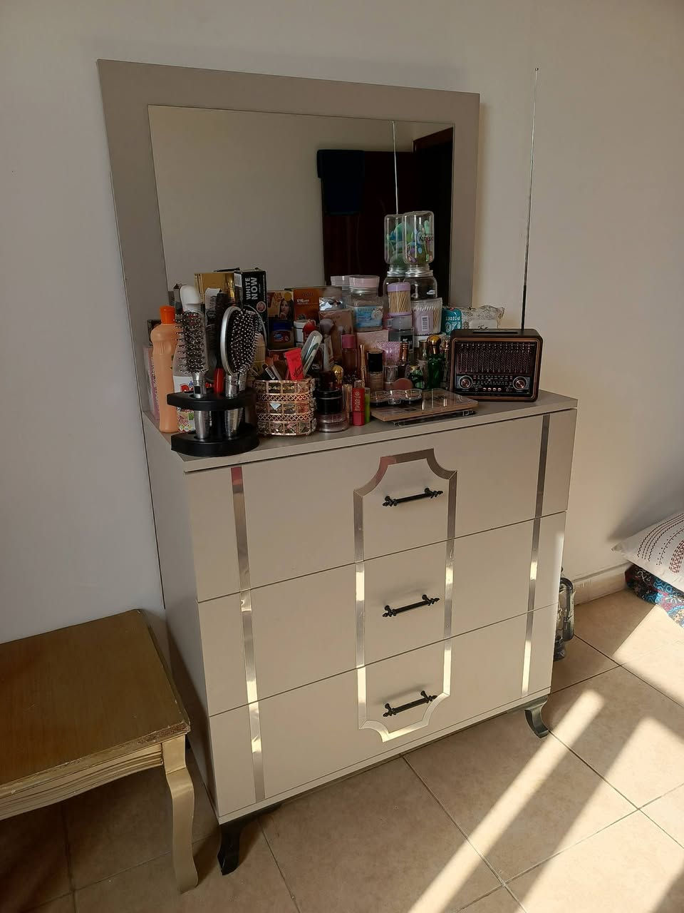 غرفة نوم تركي (٥ قطع) للبيع جديدة استخدام قليل معاها دوشگ اسفنج واتساب ***********
