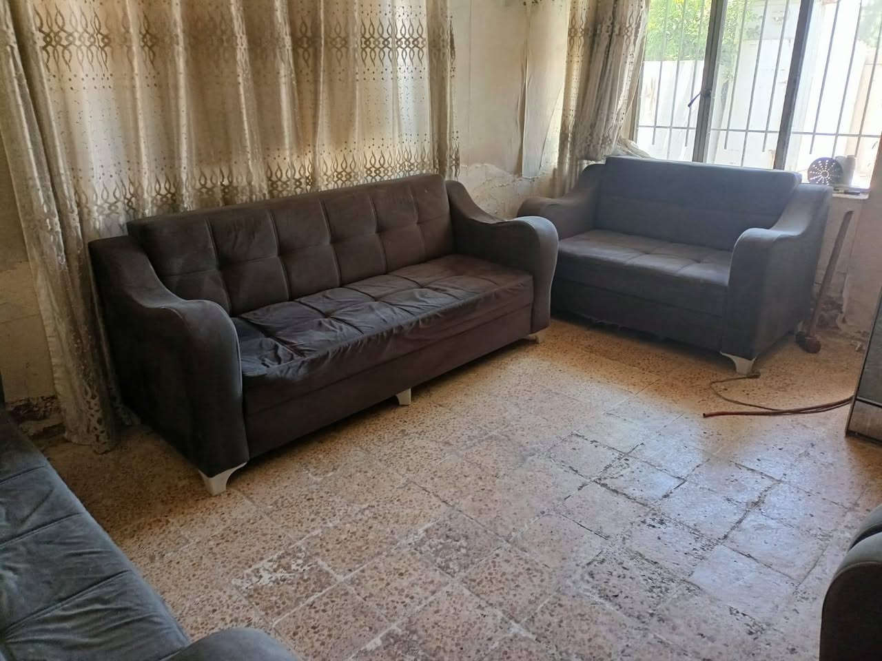 السلام عليكم طخم للبيع قنبتين كبار وحدي وسط واثنين صغار السعر 250 الاتصال عل رقم ***********
