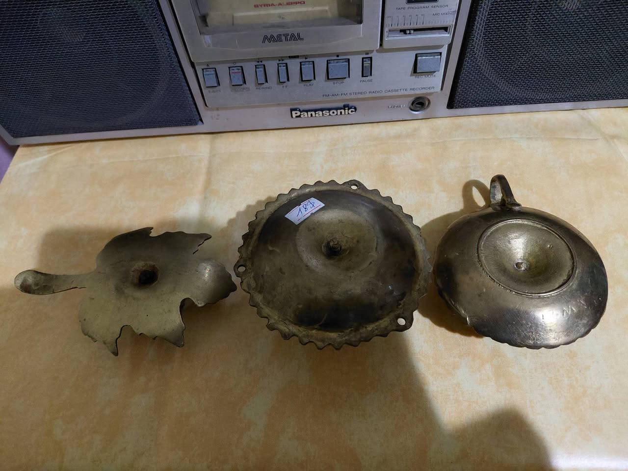 شمعدان نحاس عدد 3 مزخرفين بأشكال وكتابات رائعين
قطر 10 سم 
.ارتفاع .7.5. 4 سم
3 سوا ب 15 $


**إذا كنت صاحب هذا الإعلان وتريد حذفه لأي سبب، رجاءا أرسل رسالة إلى الدعم الفني**