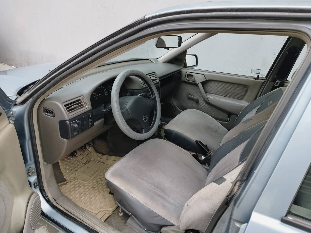 السلام عليكم فكتره مديل 1991سنوية جديدة اني الشرعي حجم 18تبريد شغال كير محرك شرط طخم امامي خلفي جديدة طخم تايات جديد باتري جديد بور سنتر لوك وايرمنيا شرط السعر 50 رقم الهاتف ***********
