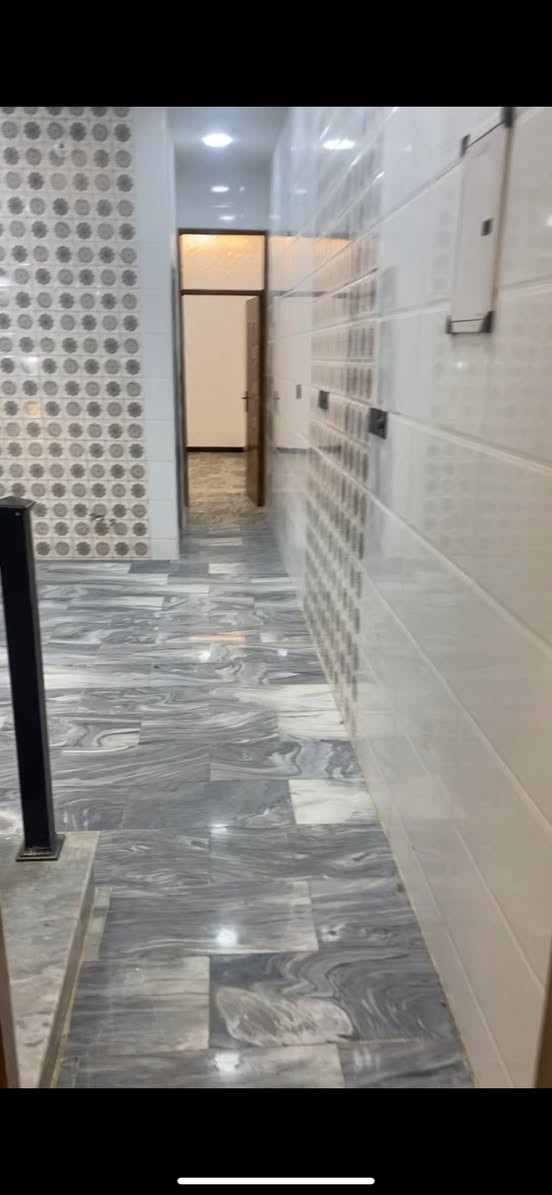 مشتمل 70م الان تم انجازه
مشتمل للبيع حديث الان تم انجازه 

في الشعب 

شارع شركه فجر طيبه 

مساحه  ٧٠  متر 

واجهة  ٣،٥ 

ونزال  ٢٠

باب قاصه شبابيك المنيوم أبواب داخليه تركي 

يتكون من طارمة وخدمات خارجية استقبال 

حولي مطبخ 

ومنور وخدمات 

وغرفة نوم 

وطابق الثاني 

غرفتين  نوم وبيتونه سطحين 

مكتب ارض الخيرات 

 ***********   ابو حسين 

 ***********   حسن
