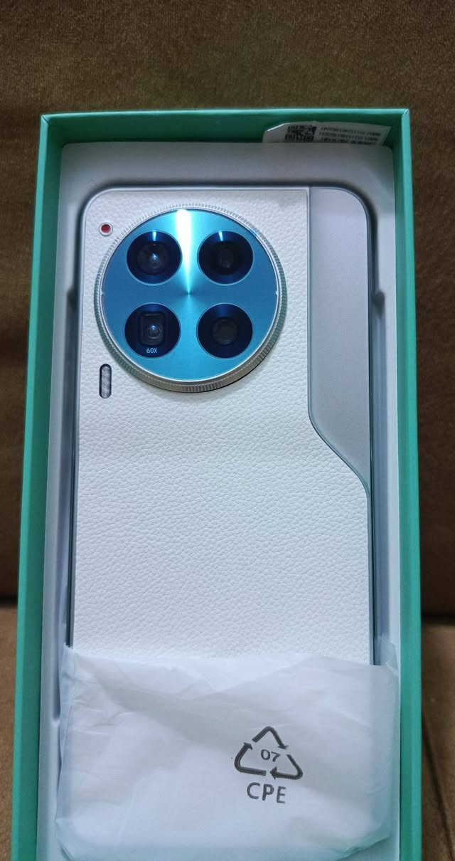 السلام عليكم شباب
متاح تكنو كامون 30 بريمير 
الجهاز ذاكرته 256 والرام 16
الجهاز جديد غير مستخدم فقط لغرض الفحص 
جديد جديد جديد 
السعر مناسب جدا بالنسبة للجديد 
250 الف 
***********
بغداد
