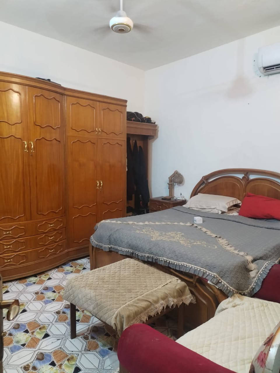 سلام عليكم بيت للبيع حي الجامعه قرب معمل الخياطه بيت رقم معامله بسمي كامله 100متر طابق ونص غرف ثنين صاله ثنين وديوانيه ومطبخ وصحيات ثنين سعر خاص *********** بناء 2018
