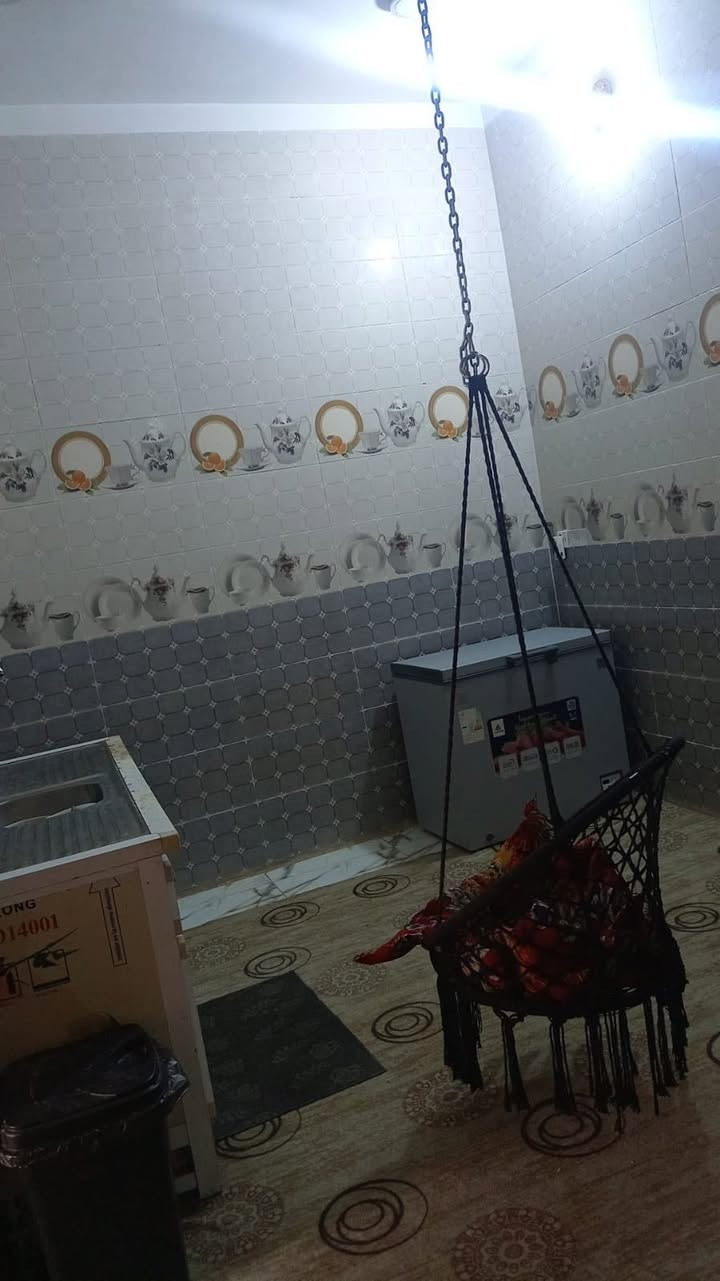 السلام عليكم بيت مساحته 100 متر طابو زراعي صرف سند 25 كافه الخدمات مي وكهرباء ومولد خط ذهبي العنوان الحله المهندسين مقابل مدينه العاب ارض بابل مجاور الجملون السعر 50 وبي مجال ***********
