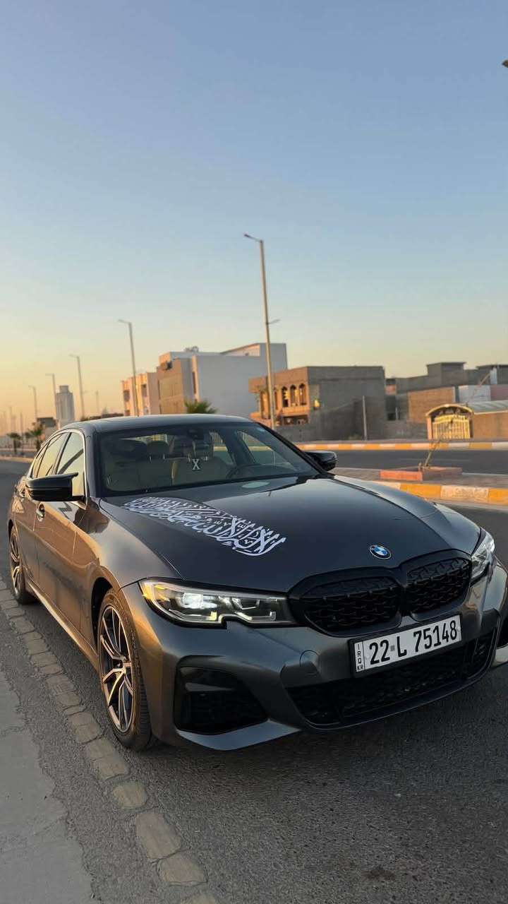 السلام عليكم BMW 330i 2021
الأداء والمحركنوع المحرك: بنزين، 4 سلندر، توين باور تيربو.سعة المحرك: 2.0 لتر.القوة الحصانية: 255 - 258 حصاناً.عزم الدوران: 400 نيوتن متر.ناقل الحركة: أوتوماتيكي بـ 8 سرعات.نظام الدفع: دفع خلفي (RWD).التسارع (من 0 إلى 100 كم/ساعة): 5.8 ثانية.السرعة القصوى: 250 كم/ساعة.الأبعاد واستهلاك الوقودسعة خزان الوقود: 59 إلى 60 لتراً.استهلاك الوقود: تستهلك السيارة حوالي 9.4 لتر لكل 100 كم داخل المدينة، و 8.4 لتر لكل 100 كم على الطرق السريعة.المواصفات والتقنيات الأساسيةالأنظمة الترفيهية: شاشة عرض متصلة بنظام iDrive، بلوتوث، وتتوفر في بعض الفئات بميزة الشحن اللاسلكي.السلامة ومساعدة السائق: حساسات أمامية وخلفية، نظام النقطة العمياء، رادار أمامي وخلفي، ونظام تثبيت السرعة.الراحة: مقاعد جلدية مع ذاكرة للمقاعد، تكييف هواء خلفي، وفتحة سقف (سلايد).أنظمة القيادة: توفر أوضاع قيادة متعددة، ومكابح اليد الإلكترونية مع ميزة التوقف المؤقت (Auto Hold).
سعر 21.500$ قفل
للأستفسار
***********
