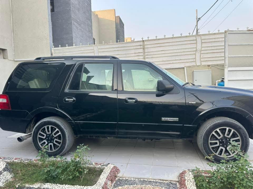 🔥 للبيع – فورد اكسبدشن XLT موديل 2008 خليجي 🔥
🚘 سيارة عائلية قوية وفخمة، اعتمادية وتتحمل السفر والاستخدام اليومي بكل ثقة.
المواصفات:
الفئة: XLT
المحرك: V8 قوي
القير: أوتوماتيك
نظام الدفع: دفع رباعي
المكيف: 3  قطع – تبريد ممتاز
المقاعد: قماش مريح
مابيها صبغ فقط تكحيل مكانين وشخوط باب السايق
تحكم من المقود
مثبت سرعة
جنوط ألمنيوم
زجاج ومرايا كهرباء
سنتر لوك
داخلية نظيفة جداً
الهيكل متماسك
صيانة منتظمة
🌍 خليجي أصلي – يتحمل أجواء الخليج والعراق
🧰 جاهز للفحص والاستخدام بدون مصاريف
📅 الموديل: 2008
🛞 الممشى: (300+)
💰 السعر: (110)
📍 الموقع: (النجف الأشرف )
📞 الاتصال / واتساب: (*********** /***********)
