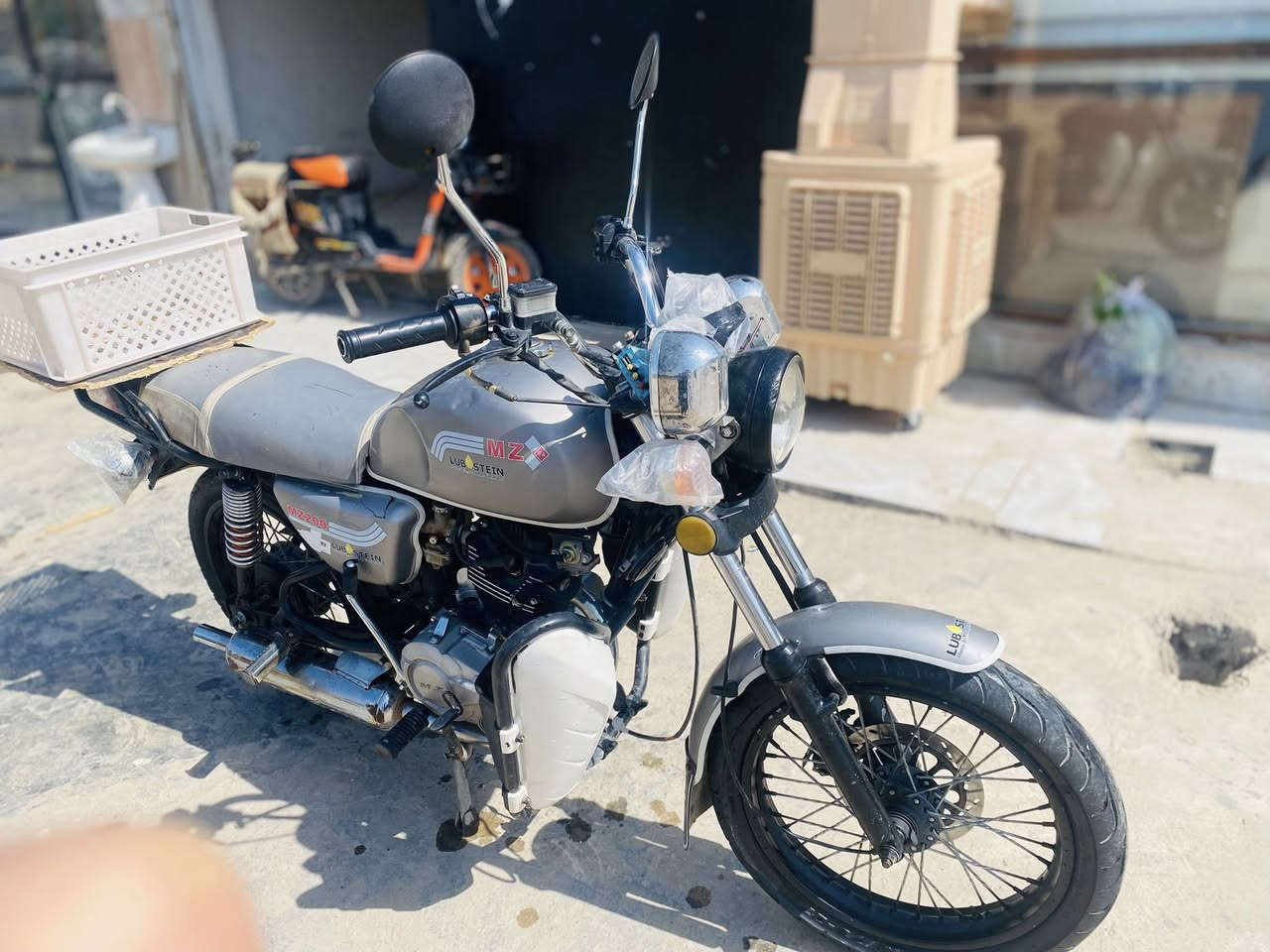 سلام عليكم
للبيع MZ الماني موديل 18 
مكينه 200 
دراجه كفاله عامه 
اوراق استنساخ 
السعر 650 وبيه مجال قليل 
بيع مستعجل 
المكان ديالى بعقوبه 
للتصال ***********
