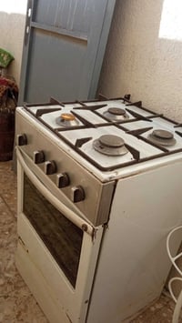 طباخ نظيف وشغال ع الفحص والفرن هم يشتغل فوك وجوه سعره 40الشراي يراسل و...