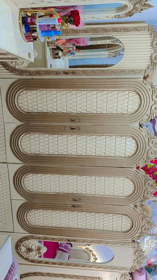 مليون وميه غرفه نجاره وبعده ببلمعته مسوينه مليونين ونص واريده مليون وميه فقط شراي يراسلني 
***********
