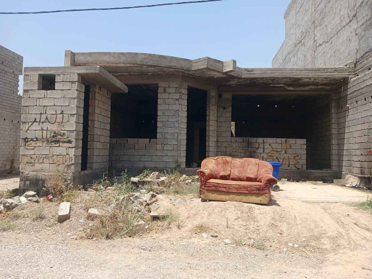 السلام عليكم ورحمة الله وبركاته دار هيكل للبيع تقاطع القدس المساحة ٢٠٠متر طابو زراعي سند٢٥ السعر خاص او رقم ***********
