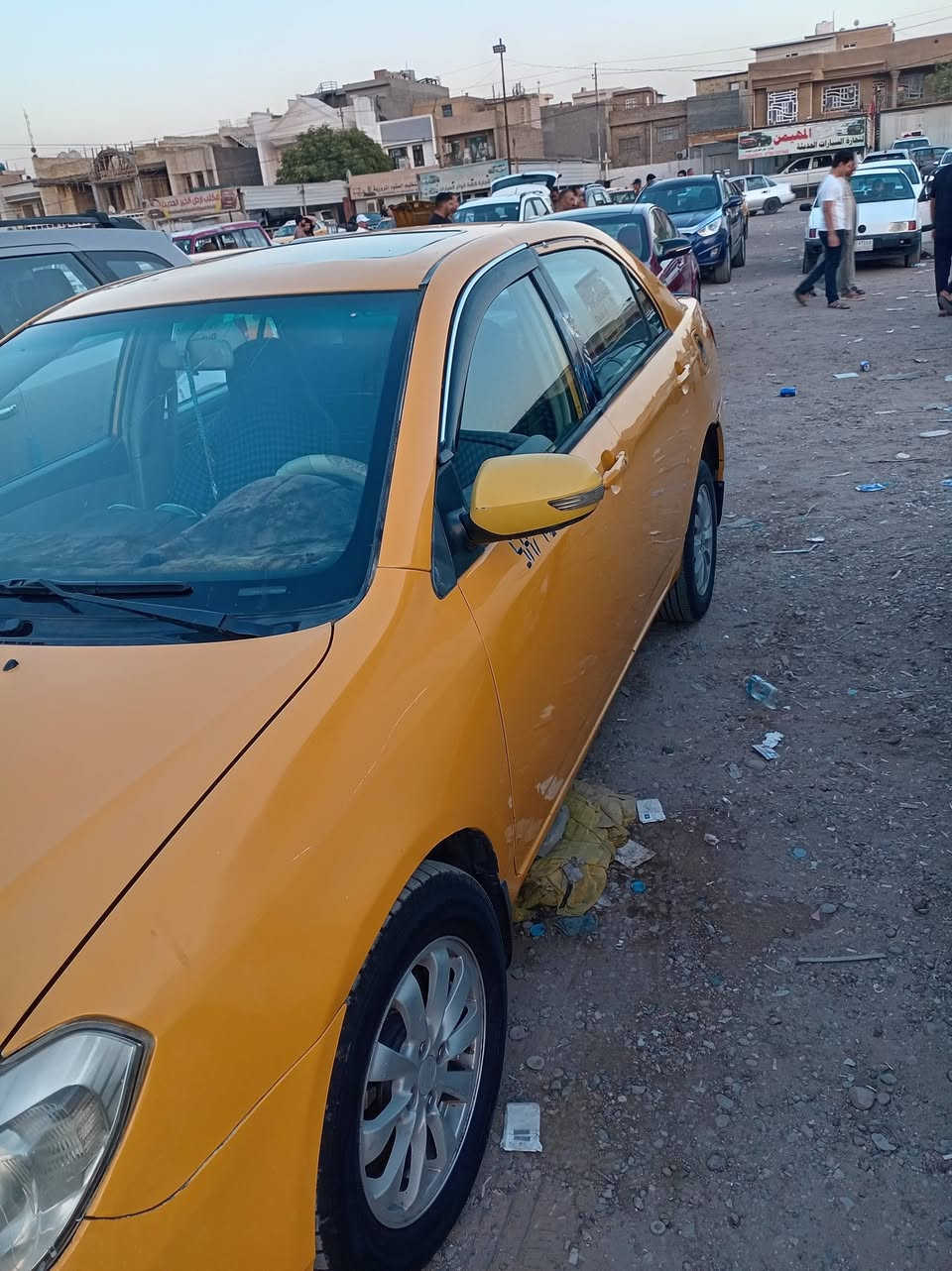 السلام عليكم سياره بيوليدي ج 3 كير عادي مكينه هونداي لاتبخير ولا تنقيص تكسي كير حدايه كله جديده اي نقص مابيه كهربائيات كله شغاله وتبريد شغال صاحبه بغداد الجديده غرامات وهيئه مصفره سياره حلوه وكبل للشارع متصرف عليه درهم احمر  مكاني بغداد حي الجهاد الاطباء الاتصال ع الرقم ***********

