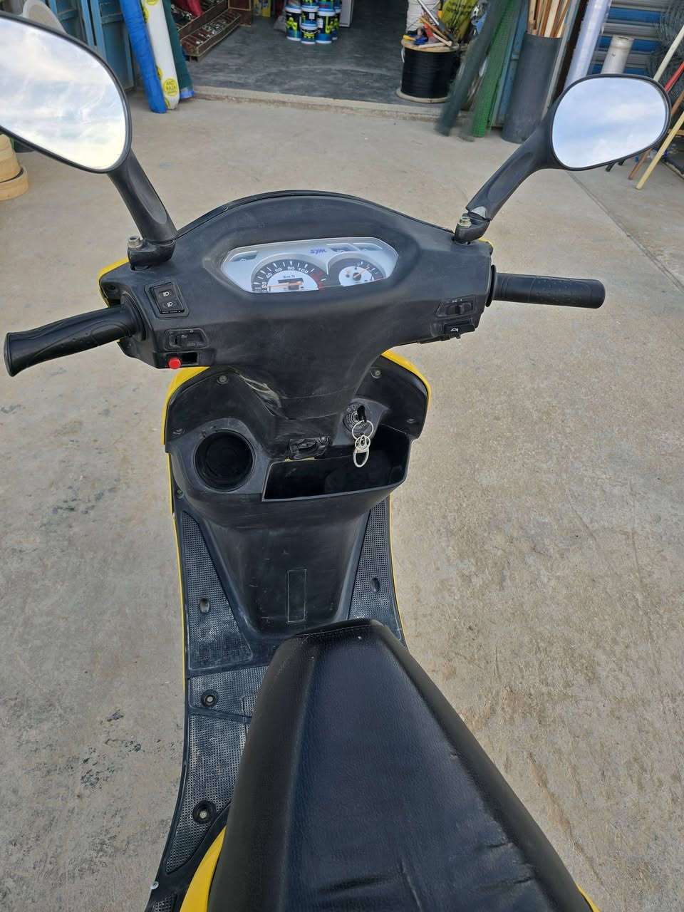 السلام عليكم موطور سنفور نضيف محركه بلدي بعده شغل سلف مكان الكرابله//***********
