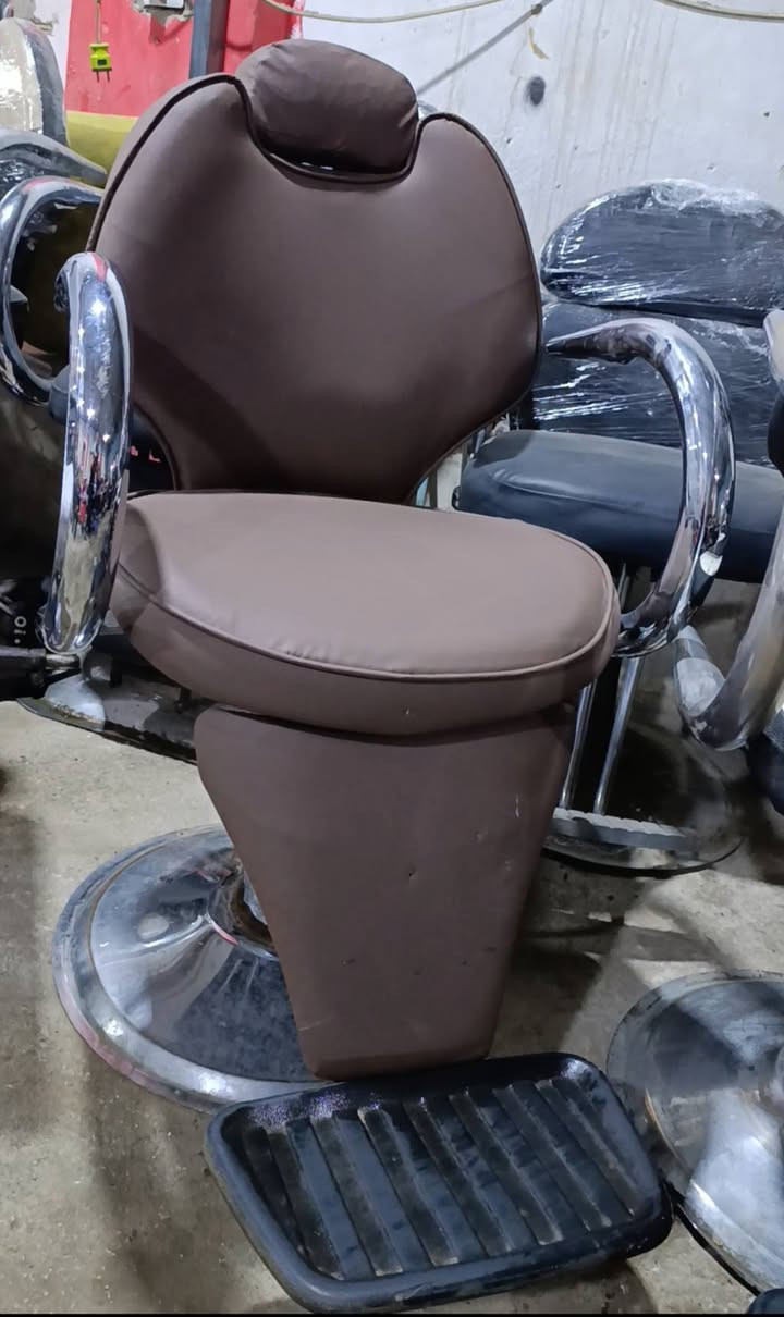 اللهم صل على محمد وآل محمد.  تم توفر وجبه جديده من كراسي صالونات الحلاقه( المستعمل) نظيفات جدا وشغالات كاملات مظبوطات ودوشمه نظيفه وخوات جديد جكات شغاله على الفحص والضمان. مكاني كربلاء. متوفر توصيل المحافظات الوسطى والجنوب. للاستفسار واتس ***********
