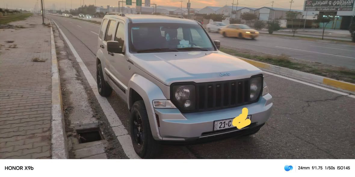 سلام عليكم .   للبيع 
     جيب موديل 2012.   
رقم سنوية وهزة جديد ...  
 ماشي 130.  حقيقي 
كير ومحرك بشرط . تخم تاير وحدادية كله بشرط 
  سيارة عل وضع الشركة ...
    سيارة بيه بابين صبغ بدون دواخل 
    السعر .    100.. ومجال 

    ***********
