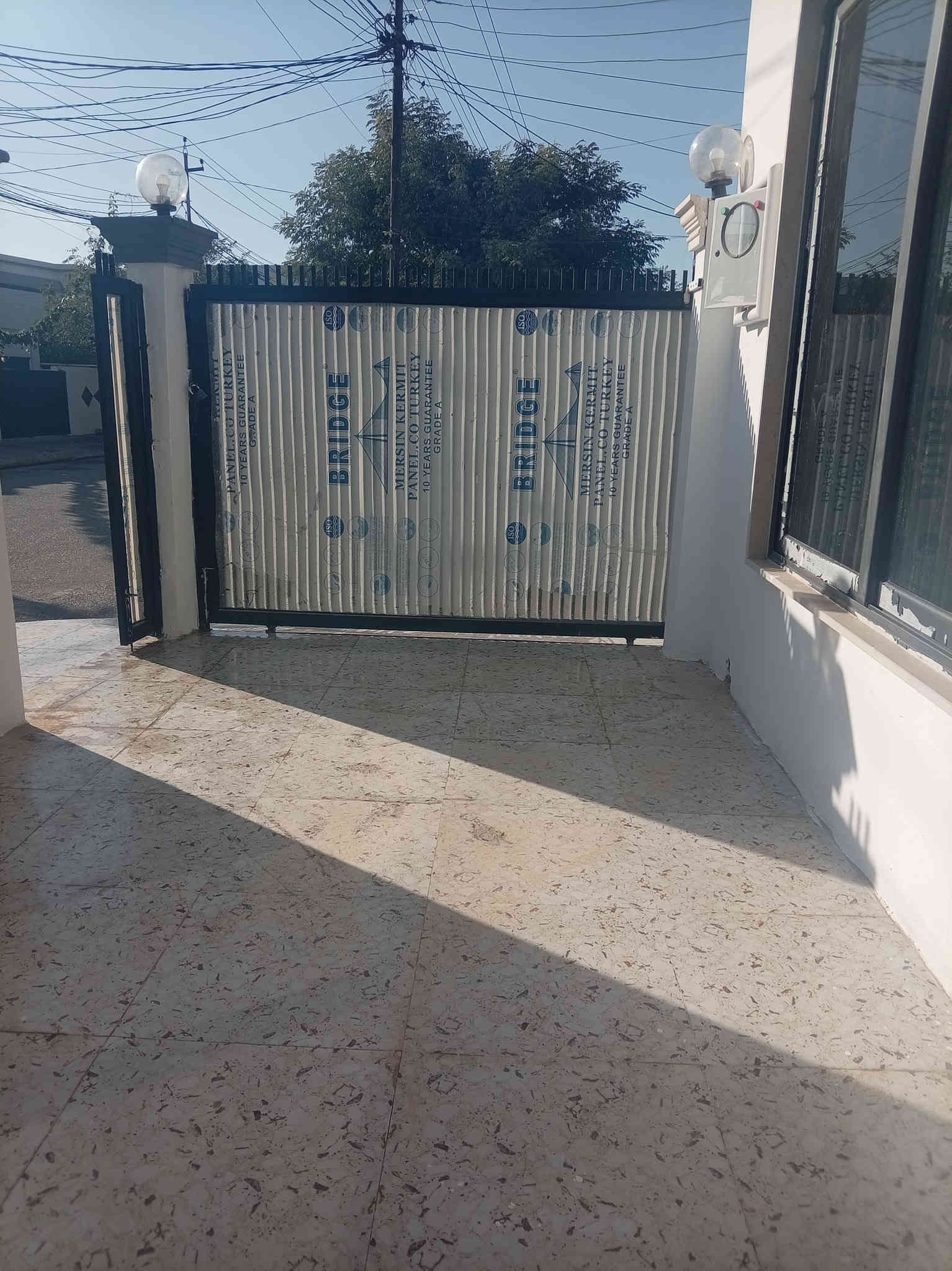 دار 140 متر ركن مربع على شارعين خدمات كامل موقع مميز بناء صفر مامسكون فول ماشي فول مواصفات طابو صرف العنوان كركوك قادسية الثانية قرب مولدة سعدون  للبيع 
السعر 140 مليون وبي مجال
الاتصال و الاستفسار الاتصال على الرقم التالي أو مراجعة مكتب النور الكبير للعقارات والمقاولات ***********
