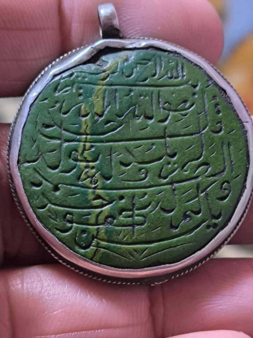فوائد حجر عباس اباد 
حجر عباس آباد يحتوي على قدرات قوية تساعد في التخلص من السحر و الطاقة السلبية و الشعوذة بجانب المشاكل المتعلقه بالزواج و الخصوبة . 

بالإضافة إلى أنه يقوم العديد من الناس بحمل ذلك الحجر إعتقاداً منهم في قدرته على التخلص من الجان و الأرواح الشريرة .

لمن يراودهم الشك في وجود أرواح أو جان أو سحر قد أصابهم يعد عـباس أباد بمثابه إحدى الخيارات الأولى لتحصين أنفسهم و التخلص من الشر المحيط بهم سواء إذا ما تم إرتدائه كخاتم مرصع به حجر عباس اباد او قلادة او حتى حمله كحجر مصقول . 

و يقال أن أحجار عباس اباد الأصلية تتميز بقدرتها ا على سورة المزمل يفك جميع انواع السحر والعين والمس الماء سوء و هذا لا يعتبر قانون بل كإسلوب للمبتدئين .

فوائد حجـر ال ( عباس آباد ) : -

💎طـرد السحـر عن حامله أو من تختم به .

💎حرق التابعة أو قتل القرين السيء .

💎إزالة أي عمل شيطاني خارج طاعة الله تعالى .

💎قتل الجان السيء (الطالح) مهما كان نسبه أو نوعه . 

💎إزالة الحسد و النفس الجسدي و الروحي . 

💎و كل عمل أو فعل له أرتباط بالشيطان مثلا ( المشرب ؛ الدايس ؛ المهبوط ؛ النفساء ؛ إن النفاس ؛ الموكل عمل ؛ المعقود أو المعقودة ) .

💎يعمل هذا الحجر ببركة من الله تعالى على فك هذه الأزمات و حل هذه العقد .

💎 إضافة إلى فوائده النفسية و الصحية و الروحية .

✴والحالات التي منها:-

1• علاج التابعة .

2• علاج المس .

3• تحصين المنازل .

4• تحصين الذكور و الإناث .

5• علاج فعاااال جداً لجميع انواع السحـر و الاعمال الشيطانية :-

المعقود/المعقودة 

المربوط/المربوطة

التعطيل عن الزواج للذكر او الأنثى 

6• للحفظ و الحرز .

7• لعلاج بكاء الأطفال  

الانتصال الرقم التالي *********** ابو عبد الله للأحجار الكريمة
