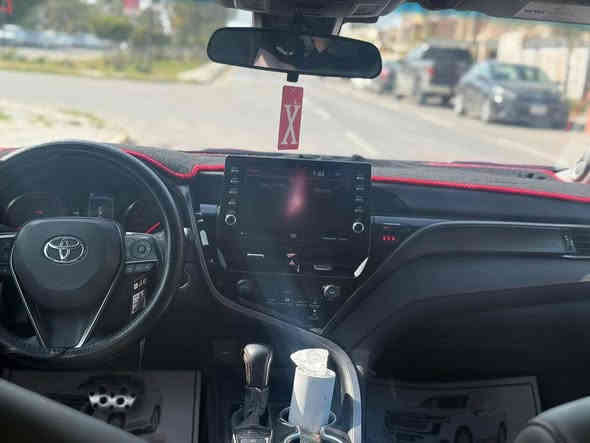 كامري تي ار دي  ٢٠٢٣ تو كلر اسمنتي حادثها بسيط  فول مواصفات 
للاستفسار 
*********** 
***********
​المحرك:
​النوع: 6 أسطوانات (V6).
​السعة: 3.5 لتر.
​القوة القصوى: حوالي 301 حصان عند 6600 د.د (دورة في الدقيقة).
​العزم الأقصى: حوالي 362 نيوتن متر (267 رطل-قدم).
​نظام الحركة وناقل السرعة:
​ناقل الحركة: أوتوماتيكي بـ 8 سرعات Direct Shift مع خاصية التبديل التسلسلي (Paddle Shifters).
​نظام الدفع: دفع أمامي (Front-Wheel Drive).
​الأداء والتجهيزات الرياضية:
​نظام التعليق: تعليق رياضي مُعدّل خصيصًا من TRD لتعزيز الأداء والتماسك.
​المكابح: مكابح أمامية أكبر ومهواة (Ventilated Discs) (تُذكر بعض المصادر أنها مكابح بريمبو في بعض الأسواق أو السنوات).
​العجلات والإطارات: جنوط ألمنيوم مقاس 19 بوصة ذات تصميم رياضي بلمسة نهائية باللون الأسود غير اللامع (Matte Black).
​نظام العادم: نظام عادم مزدوج من الفولاذ المقاوم للصدأ مع أطراف عادم مطلية بالكروم أو ملمعة (Quasi-Dual Stainless Steel Exhaust).
​التصميم الخارجي المميز:
​الشبك الأمامي: شبك رياضي بتصميم مميز.
​الجناح الخلفي: جناح خلفي رياضي كبير بلون أسود.
​المرايا: أغطية مرايا جانبية باللون الأسود.
​شعار TRD: شعارات TRD على الهيكل الخارجي.
​المقصورة الداخلية:
​المقاعد: مقاعد رياضية أمامية بتنجيد من الجلد/القماش مع شعار TRD وخياطة باللون الأحمر.
​العدادات: عدادات رياضية مميزة.
​الفرش والأرضيات: دواسات أرضية وشعار TRD على فرش الأرضيات بغداد
