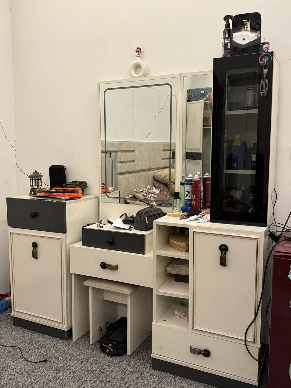 غرفة 9 قطع للبيع مكاني بغداد م الصدر حي الكوفة قرب تقاطع كسرة وعطش
السعر 750 الف وبيها مجال  من غير الدوشك

الغرفة نظيفة جدا 

للعلم الجربايه مخزن جوة ترفع الدوشك 

وسعر الدوشك 100 الف قفل اصلي ضمان بي 5 سنوات

الاتصال واتساب فقط ***********
