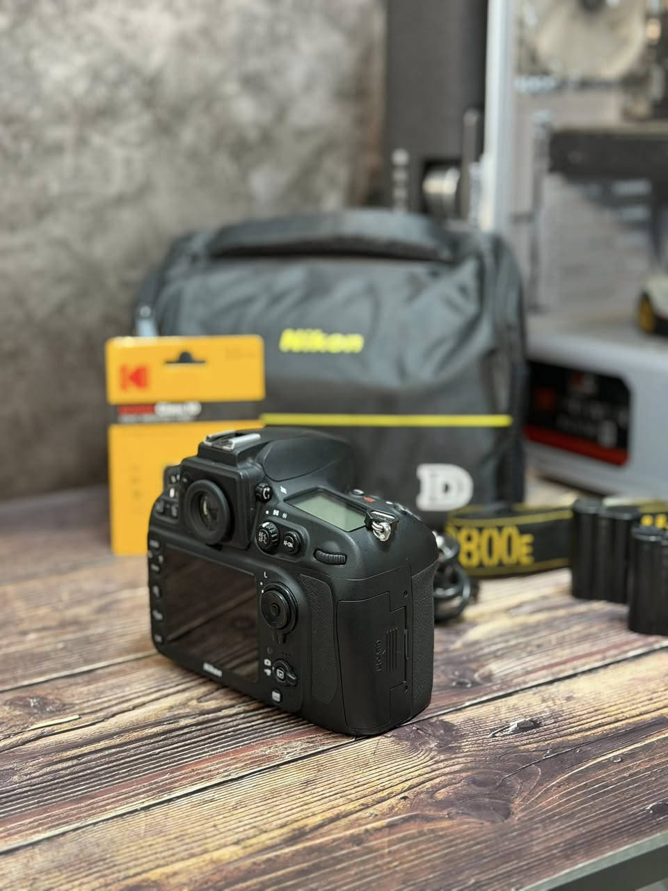 📸🔥 Nikon D800E Body 🔥📸
كامرة فل فريم احترافية بدقة عالية جداً ومناسبة للتصوير التجاري، البورتريه، الطبيعة وتصوير المنتجات 👌

✅ الحالة: مستعمل بنضافة 99% (نظيفة جداً)
✅ عدد الشترات: فقط 35 ألف
✅ السعر: 1,125,000 دينار فقط

🎁 الملحقات:
 • جنطة 🎒
 • الشاحن
 • حزام
 • بطارية بلادي 🔋
 • رام 32GB هدية 🎁

⸻

🔎 أهم المواصفات:
• حساس Full Frame بدقة 36.3 ميكابكسل
• نسخة E بدون فلتر Low Pass لحدة تفاصيل أعلى 🔥
• نظام فوكس 51 نقطة تركيز
• تصوير مستمر 4 صور بالثانية
• ISO قوي وأداء ممتاز بالإضاءة الضعيفة
• هيكل متين مقاوم للظروف

كامرة تعطيك تفاصيل حادة جداً وجودة احترافية بسعر مناسب 🔥

📩 للاستفسار أو الحجز مراسلة الصفحة
🚚 توصيل مجاني داخل العراق 🆓

إذا


**إذا كنت صاحب هذا الإعلان وتريد حذفه لأي سبب، رجاءا أرسل رسالة إلى الدعم الفني**