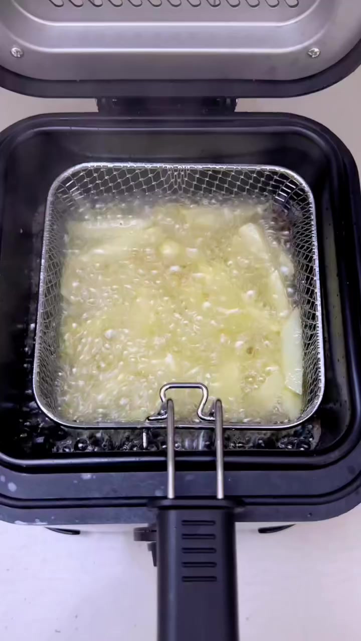 قلاية زيتية 2.5 لتر

المميزات:

حوض قلي كبير بحجم 2.5 لتر

جسم من الفولاذ المقاوم للصدأ

عتلة للتحكم بدرجة الحرارة 80-190 درجة

سلة داخلية مطلية بالمينا مع مقبض من البلاستيك المقاوم للحرارة

المنشأ: الصين

الطاقة: 1000 واط

عمق الجهاز: 10 سمط

عمق السلة: 7 سم

طول سلك الكهرباء: 88 سم

أبعاد الغلاف: ارتفاع: 22 سم  طول: 25 سم  عرض: 26 سم

أبعاد المنتج: ارتفاع: 18 سم  طول: 21 سم  عرض: 20 سم

ابعاد السلة:ارتفاع: 7 سم  طول: 15 سم  عرض: 15 سم


**إذا كنت صاحب هذا الإعلان وتريد حذفه لأي سبب، رجاءا أرسل رسالة إلى الدعم الفني**