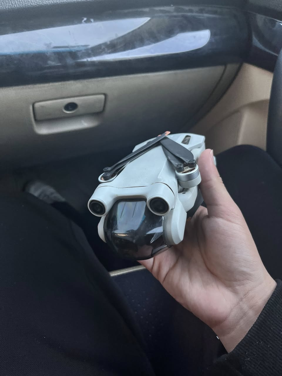 درون mini 3 pro نظيفة وحلوة مابيها شي استخدام قليل، تصويرها 4k و 60 فريم وهواية مواصفات حلوة
سعرها 800 قفل مستعجل على البيع اريد احدث
الي مهتم واتس او رصيد 
*********** بغداد
