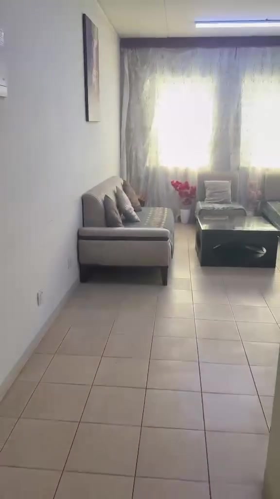 شقه للايجار طابق اول مساحه  B2 مؤثثة
ايجاره 650 مع الخدمات 

تتكون من سبلتين وثلاجه وغساله وكاونتر وتخم وغرفه نوم وبلازمه وميز بلازمه
للاستفسار ***********
