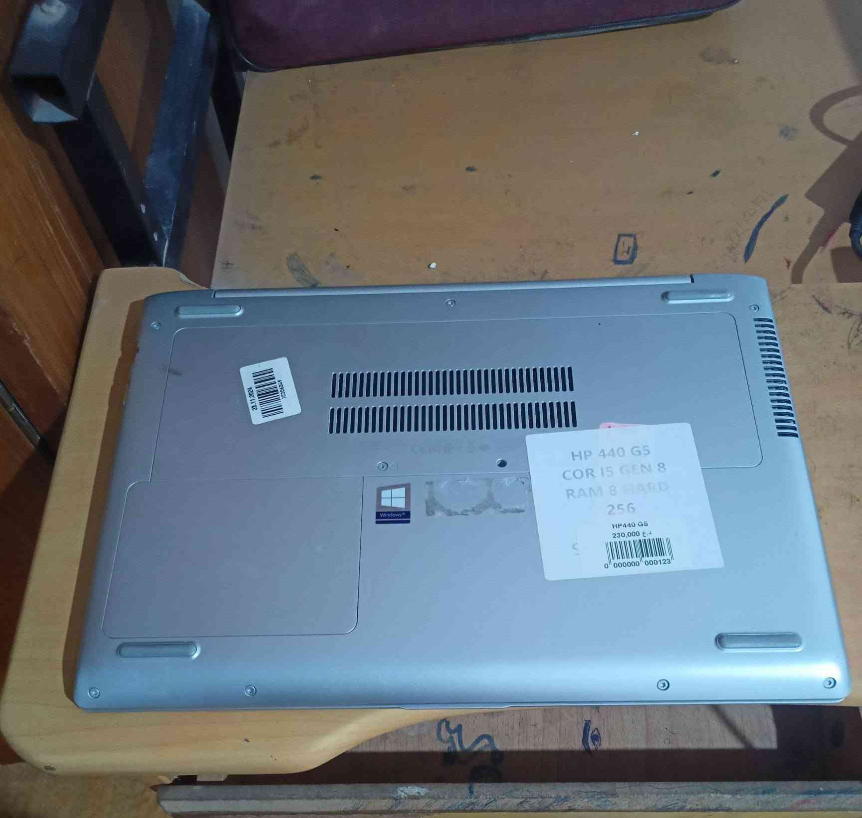 السلام عليكم، للبيع لابتوب HP ProBook 440 G5 يتميز بأدائه السريع وتصميمه الأنيق والمتين، اللابتوب مميز جداً للدراسة، العمل، والتصفح، ويعمل بنظام Windows 11 الحديث بسلاسة تامة.
​المواصفات التقنية للجهاز (حسب أداة DirectX في الصورة 1000140359.jpg):
​الماركة والموديل: HP ProBook 440 G5
​المعالج (Processor): Intel® Core™ i5-8250U CPU @ 1.60GHz (8 CPUs), ~1.8GHz (الجيل الثامن - قوي واقتصادي في استهلاك الطاقة)
​الذاكرة العشوائية (RAM): 8192MB (8 GB RAM)
​نظام التشغيل: Windows 11 Pro 64-bit (أحدث نسخة مفعّلة ومستقرة)
​نسخة الـ DirectX: DirectX 12
​حالة الجهاز:
​الجهاز بحالة ممتازة ونظيف جداً (جاهز للاستخدام الفوري).
​الشاشة والأزرار وكل المنافذ تعمل بكفاءة 100%.


**إذا كنت صاحب هذا الإعلان وتريد حذفه لأي سبب، رجاءا أرسل رسالة إلى الدعم الفني**