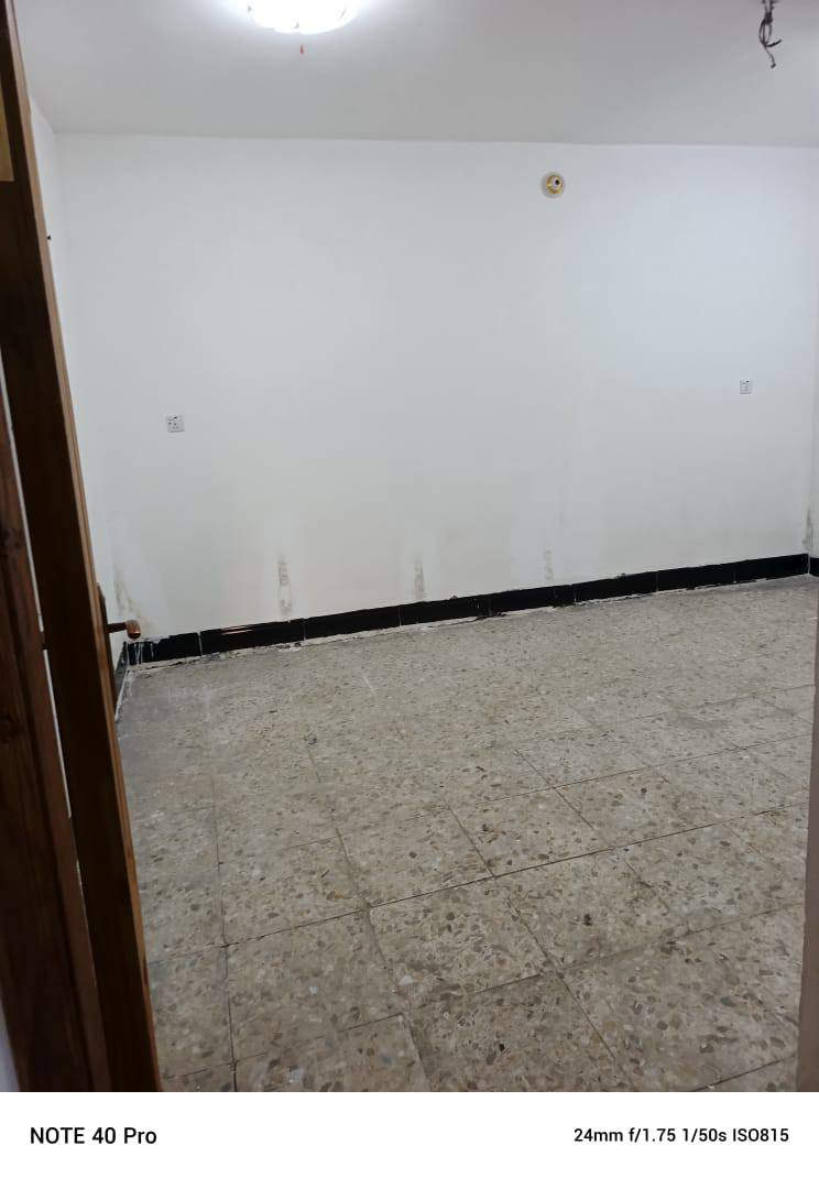 السلام عليكم بيت للبيع او للأيجار في منطقة سويب المساحة ١١٤ متر يحتوي على غرفتين واستقبال وخدمات ومطبخ وكراج  للأستفسار ***********
