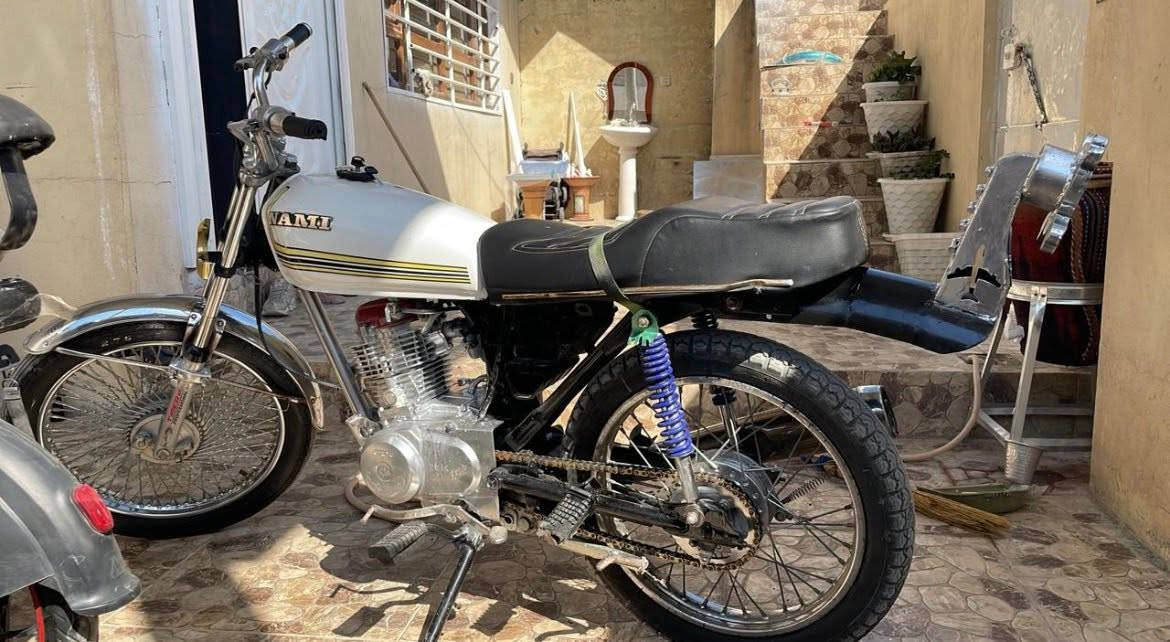 سڵاوی خوای گەورەتان لێبێت ئەم ماتۆڕە بۆ فرۆشتن  مۆدێلی شەنسی ٢٠٢١ مەکینەی ٢٠١٤ مەکینەی سەوتی فێرسیشی تیا بوو  بە هەدێ بۆ خۆو بەس بەشی سەرەوی کراوەتەوە  مەکینەی بۆیاخم کردۆتەوە هی حەراری شەنسی درز و تەقی ویو لەحیمی نیە هەردو کەوڵی پێش و دوای مەزبووتە  ویلەکانی لۆکن دەبڵی پێش و دوای مەزبوتە زنجیری تازەیە پاشکۆی لۆک لۆکە لە گێڕی 3 پێشی پێ بکە بە بەنزین زۆر زۆر مەزبوتە ماڵەکە لە سلێمانیم *********** نرخیشی ٣٣٠ هەزار و یەک تۆز مامەڵە لە خزمەتتانام
