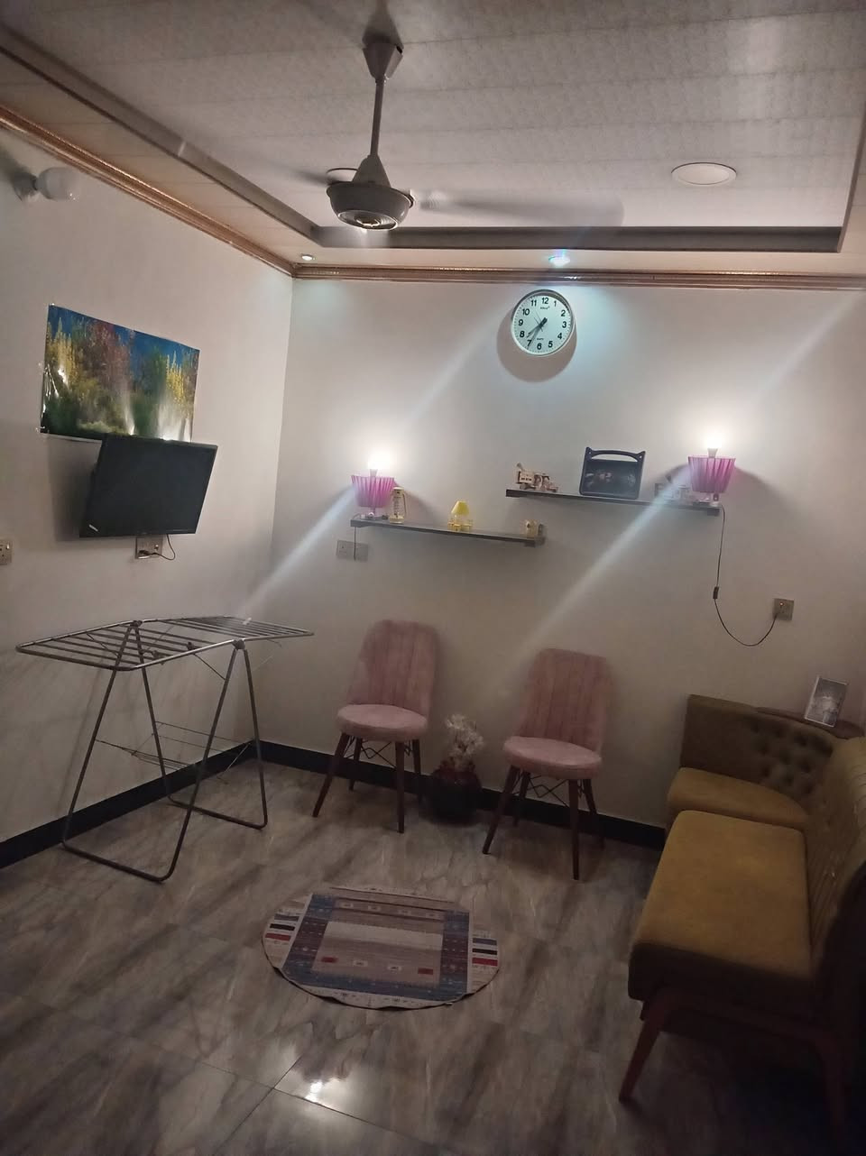 للبيع مساحه ١٠٠م واجهه ٧ نزال ١٥ شغل درجه اولى يتكون من الطابق الأول غرفه نوم او استقبال او صاله او صحيات الطابق الثاني ٣ غرف نوم او صاله او صحيات بيت كلش حلو طابو زراعي سند ٢٥ العنوان بعقوبه حي المصطفى خلف كليه التربيه الاساسيه شارع الملعب السعر ع خاص ***********
