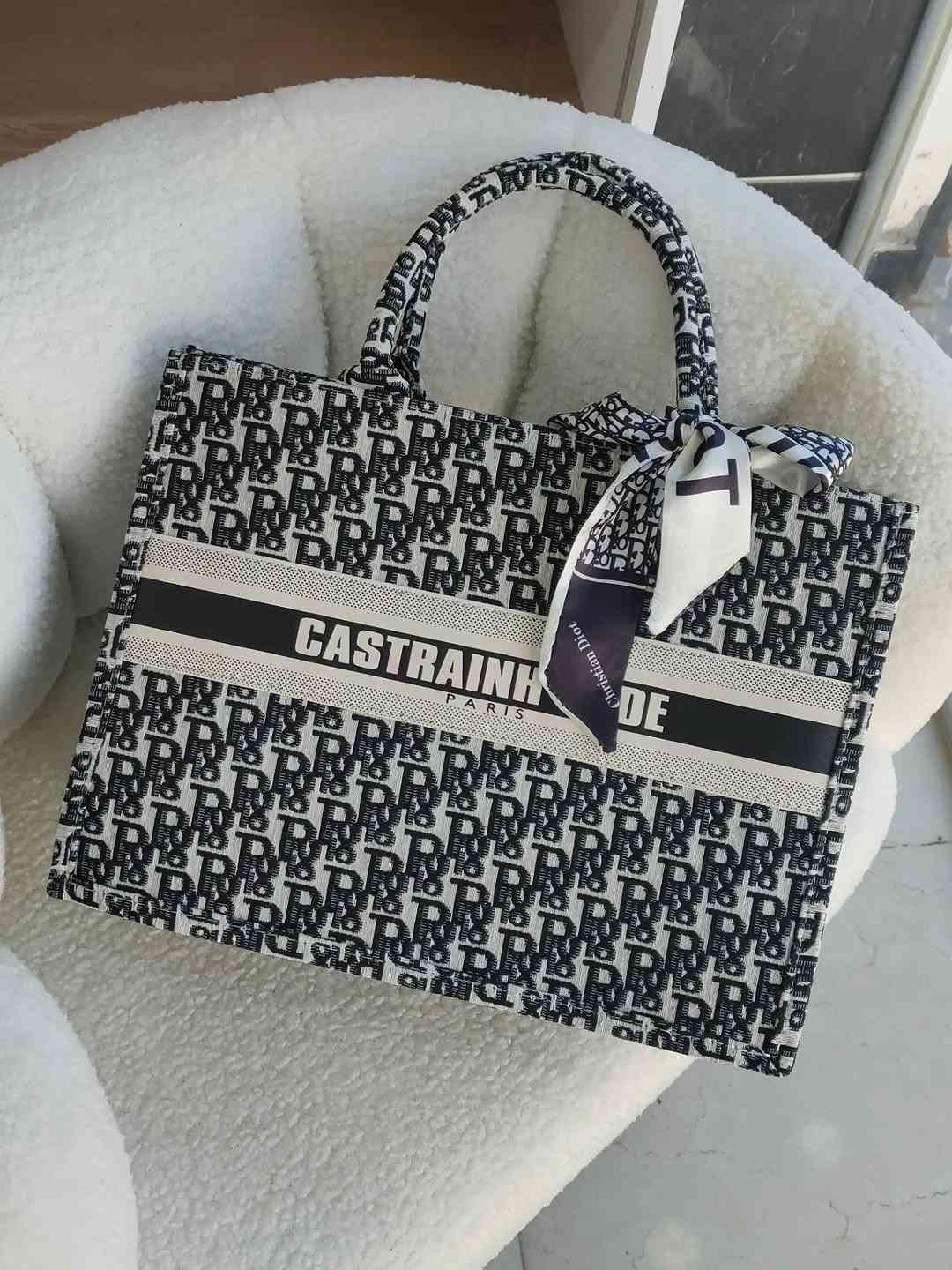 ✨ إذا تحبين الجنط العملية مع لمسة أنيقة، فهذا الموديل راح يعجبج 🤍

👜 حقيبة كبيرة بقماش كوالتي ممتاز وخفيف على الاستخدام
✨ القاعدة ثابتة حتى تحافظ على شكلها
🎀 تجي وياها سكارف يضيف لمسة ناعمة ومميزة
🎨 متوفرة بـ 3 ألوان ونقشتين  مختلفة ، الاسود ، الرصاصي ، الوردي
📏 الحجم كبير، مناسب للدوام، الجامعة، أو الاستخدام اليومي ويكفي كل احتياجاتج.
💰 السعر: 18 ألف

🚚 التوصيل لجميع محافظات العراق: 5 آلاف
📸 التصوير حقيقي من داخل المحل ✨
🎁 ومتوفر عدنا تغليف هدايا أنيق
💝 سعر التغليف: 3 آلاف
📩 للحجز والاستفسار راسلينا بالدايركت، والكمية محدودة. 🤍


**إذا كنت صاحب هذا الإعلان وتريد حذفه لأي سبب، رجاءا أرسل رسالة إلى الدعم الفني**