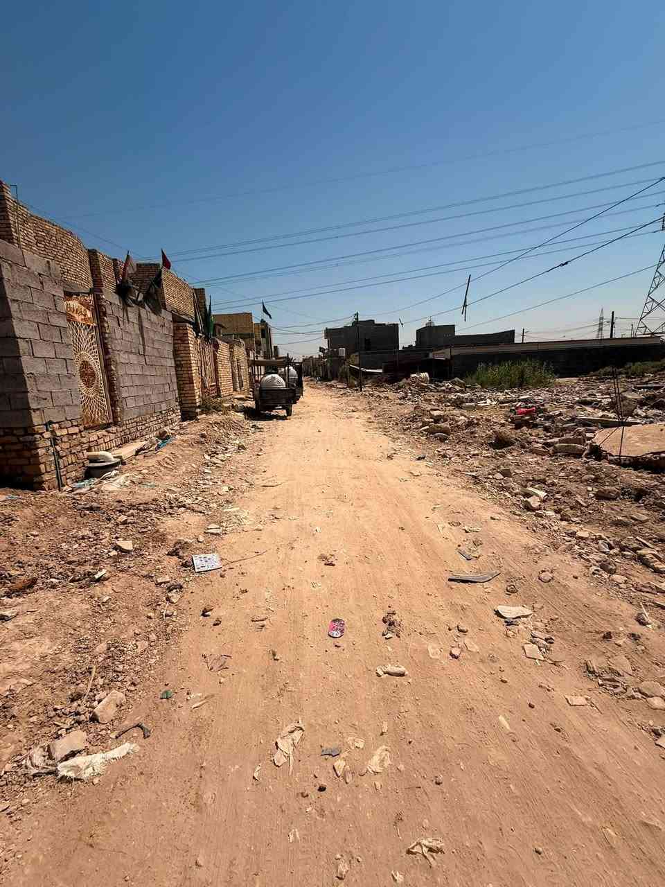 ارض للبيع المساحة 800 م على شاررعين زراعي سبع قصور شارع المشروع مقابيل حي الكوفه  شارع سبع قصور حميديه قرب الشارع العام 
كافة الخدمات مي مجاري كهرباء مثل ما موضح بالصور. 
للاستفسار ***********
