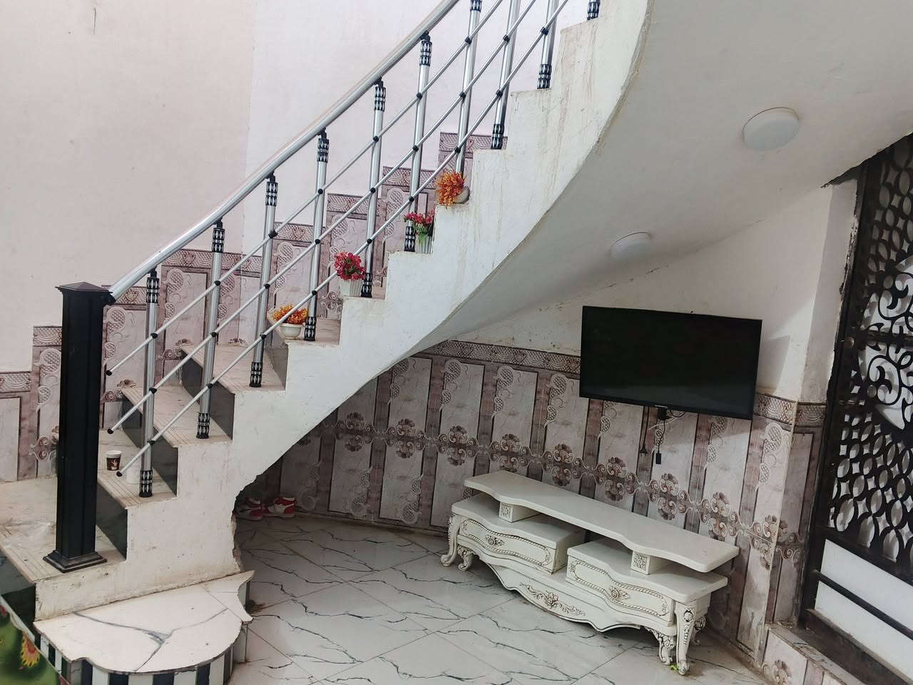 بيت طابو صرف مساحه 200 غرفتين وصاله ومطبخ وديوانيه وصحيات وساحه جبيره وحديقه لبيت حديث بناء طابوك رباط سوق الشيوخ الحي العسكري قرب مدرسه نهاوند موقع حلو وخدمات كامله راح اصير تبليط سعر 63
وبي مجال ***********
