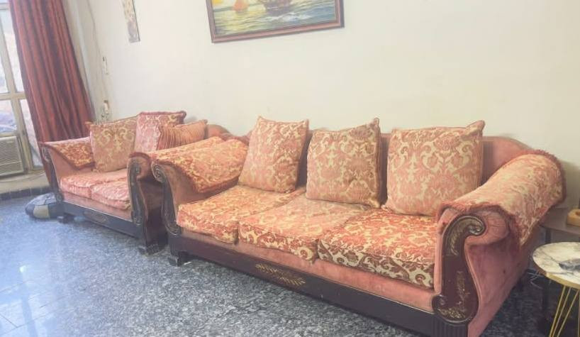 تخم اماراتي تكمه
السعر. ٢٥٠  الف. فقط 
خمس قطع   للليع مكان البنوك ***********
