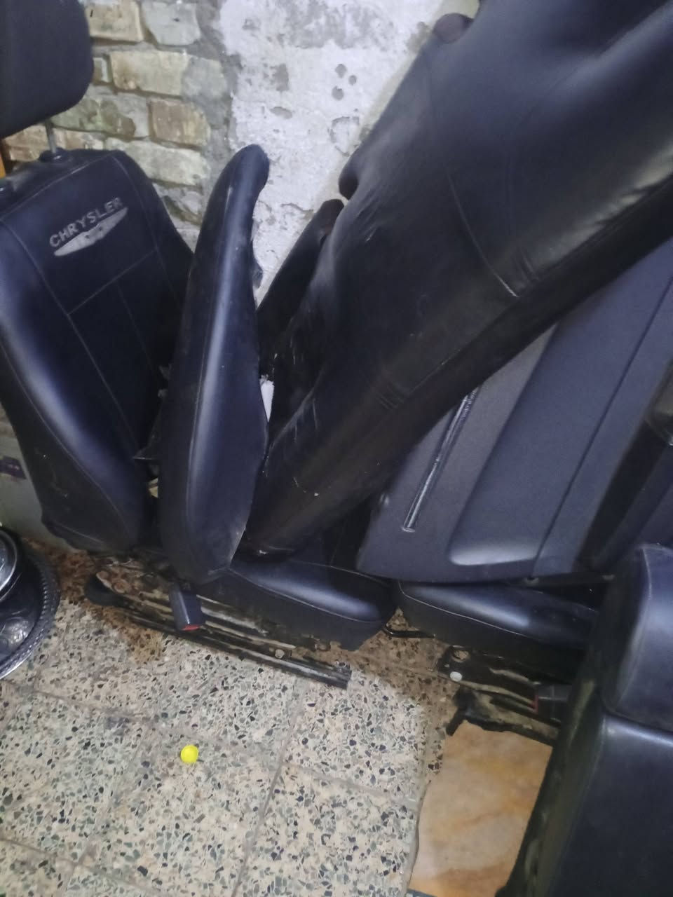 للبيع غرفةجلد اوباما 2010نضيفة مع بطاين عدد2 واتساب *********** العمارة
