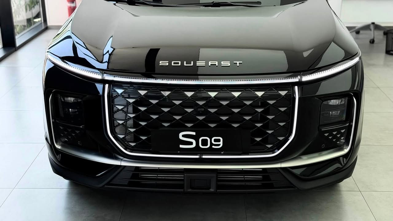 ب 32,400,00 دينار عراقي ! 
تكدر تاخذ سيارة عائلية ب7 مقاعد 
SOUEAST S09 LUXURY 
بضمان 10 سنوات أو مليون كيلو متر للمحرك من وكالة هارلم . 

الموديل: 2026 (خليجي)
العداد: صفر كيلو متر
تيربو 254 حصان حقن مباشر L2.0 المحرك: 4 أسطوانات
عزم الدوران (نيوتن-م): 390
ناقل الحركة: اوتوماتيكي دبل كلاتش من 7 سرعات استهلاك الوقود: 8.1 لتر لكل 100 كم
الضمان الأساسي: 6 سنوات أو 200,000 كم (أيهما أولا)
ضمان المحرك: 10 سنوات أو 1،000،000 كم (أيهما أولا / للمالك الأول)
:المواصفات
عدد صفوف المقاعد 7) 3 ركاب)*
إطارات قياس 20 إنج*
فتحة سقف بانوراما 1.1م*
شاشة عرض ترفيهية قياس 15.6 إنج*
شاشة عدادات رقمية قياس 10.25 إنج*
كاميرات محيطية 540 درجة*
حساسات أمامية*
حساسات خلفية*
مثبت سرعة مع رادار تفاعلي *
نظام مراقبة النقطة العمياء*
نظام المساعدة للبقاء في المسار *
نظام الكبح التلقائي في حالة الطوارئ*
نظام تحذير الاصطدام الامامي والخلفي*
نظام القيادة شبه الذاتية*
نظام تحذير مغادرة المسار*
نظام التحكم بنزول المنحدرات*
نظام الفرامل الأوتوماتيي al
نظام ابل كار بلاي واندرويد أوتو لاسلكي*
نظام صوتي متطور من 8 سماعات عالية الجودة*
نظام اوامر وتحكم صوتي *
مقصورة الركاب من الجلد الفاخر*
مقعد السائق والراكب كهربائي *
مقاعد السائق والراكب مدفئة*
مقعد السائق والراكب مبرده*
إنارة محيطية*
إنارة ترحيبية*
عتبات الأبواب مضيئة*
مع مصابيح نهارية LED مصابيح أمامية أوتوماتيكية*
صندوق كهربائي*
ظام التحكم الذكي بالإنارة العالية*
المرايا الجانبية قابلة للطي كهربائياً ومدفئة*
نظام تكييف ثلاثي المناطق مع تحكم مستقل للمقاعد الخلفية*
فتحات مكيف هواء مستقل للصف الثاني والثالث*
فلتر تنقية الهواء ( )
مع شاشة PM2.5 نظام تنقية الهواء *
دخول ذكي (بصمة)* 
تشغيل عن بعد*
خاصية إغلاق الشبابيك وفتحة السقف عن بعد*
شاحن هاتف لاسلكي سريع*
ماسحات الزجاج الامامي مع حساس للمطر*
مسند الذراع الوسطي مع ثلاجة*
وضعيات قيادة متعددة*
نظام مراقبة ضغط الاطارات*
وسائد هوائية امامية وجانبية عدد 6*
شركة آفاق الخليج للوكالات التجارية الوكيل الرسمي لسيارات سوئيست في العراق

العنوان : معارض البياع الشارع الاول مقابل المنتزه - شركة افاق الخليج - سوئيست . 
للإستفسار : ***********
