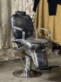 كرسي حلاقه للبيع  نضيف حيل. هذا رقمي بي وتساب 07512179488