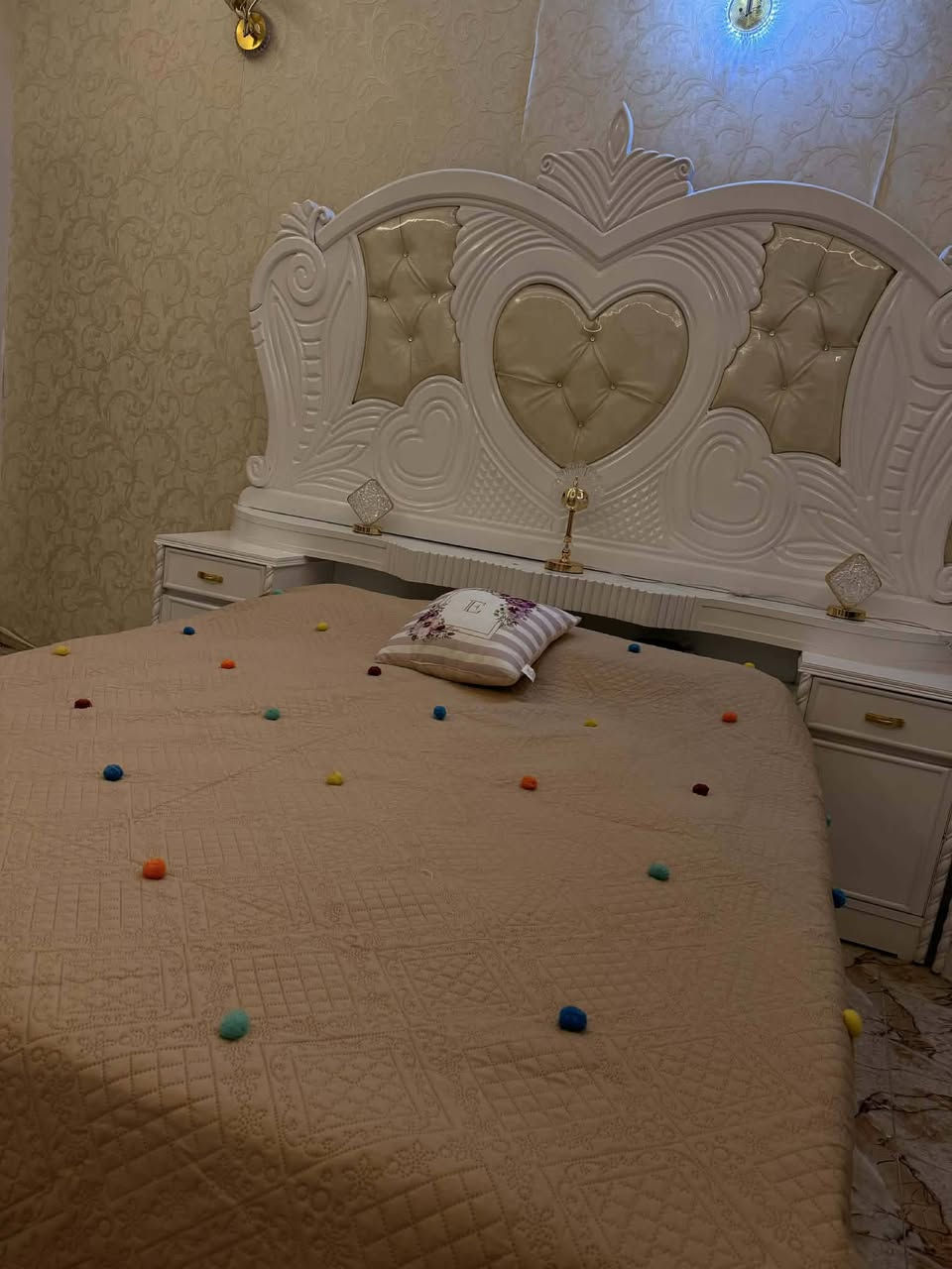 غرفة نوم للبيع 
السعر التواصل واتس اب 
***********
