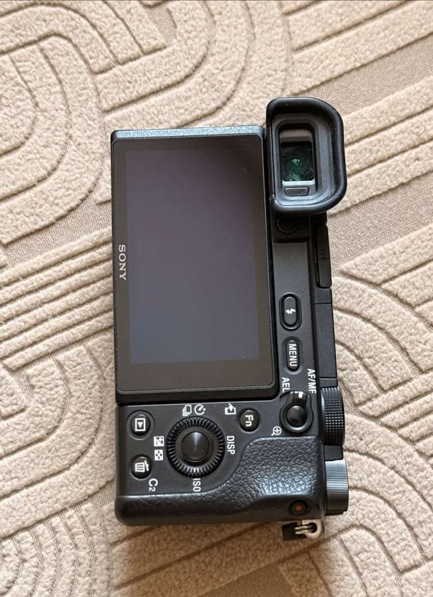 كامرا للبيع sony a6400
  50 f1.8 مع عدسة
نظافة الكامرا والعدسة 100% موجودة كامل ملحقاتها شاحنة و بطارية اصليات وكارتون
البصرة 📍
السعر 900
***********
