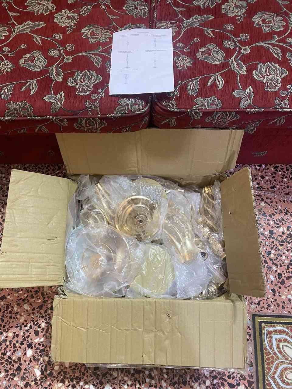 تحفة على شكل ثرية ذهبية حامل زهور كريستال ذهبي أو شكل التيبل لامب بدون مصباح يُستخدم كقطعة (Centerpiece) فاخرة لتزيين طاولات الأعراس، الحفلات، والمناسبات السعيدة.أو في الأستقبال على يمين ويسار التخم أو على ميز الطعام أو غرفة النوم على الكومديات يم السرير 
أمزون جمال ودلال 
التصميم: يتميز بهيكل معدني مطلي باللون الذهبي اللامع مانع للصدأ مع جذع حلزوني مفرغ (Twist Shape)، وتتدلى من حلقته العلوية الذهبية سلاسل من خرز الكريستال الشفاف (الأكريليك) اللامع ليعكس الإضاءة بشكل جمالي.ارتفاعه ٥٠سم ، عرض الدائرة العليا ٢٠ سم عرض القاعدة ١٦ سم 
الاستخدامات:
وضع باقات من الزهور والورود الصناعية أو الطبيعية في الأعلى.
استخدامه كحامل شموع أو كشمعدان ممر للمناسبات.
قطعة ديكور منزلية أنيقة على طاولات الطعام أو المداخل أو توضع في غرفة النوم على الكومديات على يمين ويسار السرير 
متوفر كارتون ٥ أزواج ١٠ قطع شوفوا سعرها حالياً ١٩٩،٨٢٠،١٤ تطلع سعر القطعة الواحدة ٢٠ ألف 👆🏻بعد التخفيض شوفوا سعر قبل التخفيض الضرائب 👆🏻خيالي قطع تحفة توجنن 
حجز زوج قطعتين باقي ٤ أزواج 

سعر الزوج ٣٠ ألف بدون توصيل قفل


**إذا كنت صاحب هذا الإعلان وتريد حذفه لأي سبب، رجاءا أرسل رسالة إلى الدعم الفني**