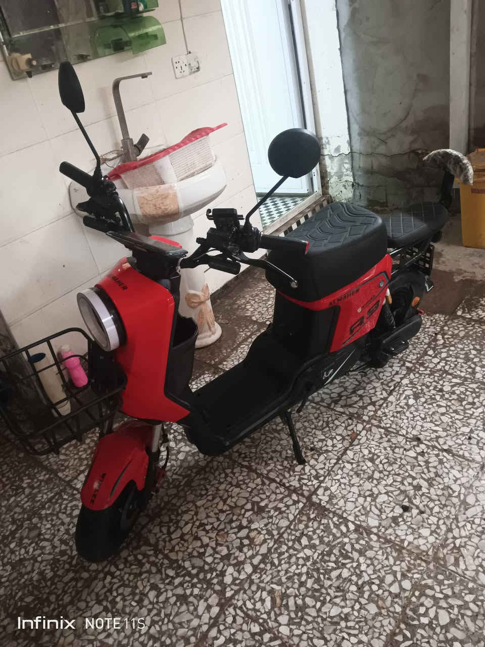 سعره 300الف قفل r9 رقم 077 410 0396 6
ال سلبيات باتري تعبان 
وتاير وره كل 5 ايام ينزل 
لو دكلي 299الف ما ابيعه
