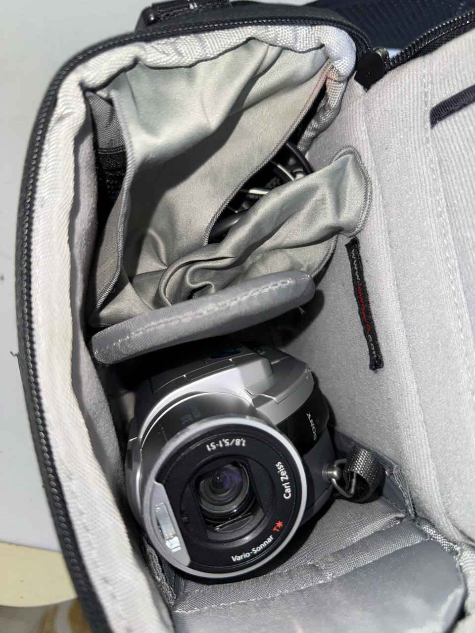 السلام عليكم عندي هاي الكامره للبيع جديده مامستخدمه نهائيا للإستفسار الإتصال على الرقم ***********
