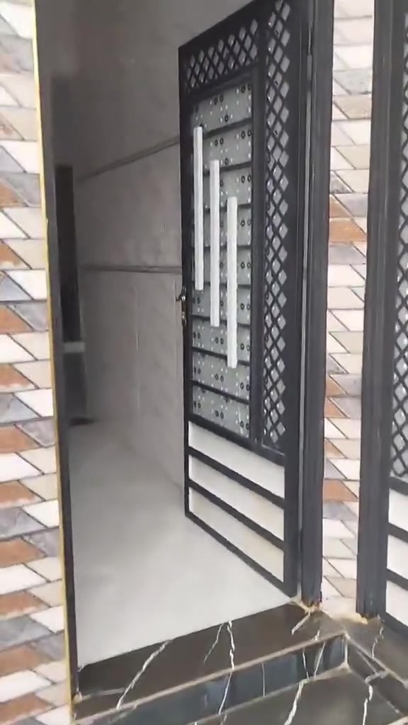 بيت للبيع القوسيات حي اليمان مساحه 120متر سند زراعي 25 وصل بلدية كامل خدمات ماء  كهرباء غرفتين نوم وستقبال بيت متعوب عليه يبعد عن التبليط 30متر شارع عريض 8متر بيع مستعجل سعر مناسب جدا 48وبي مجال التواصل عله هاذه الرقم  ***********
