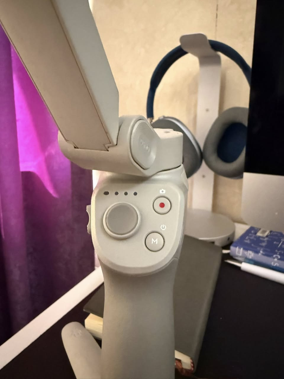 ستاند osmo Dji اصلي نضيف جداً مستعمل قليل كلش جيمبال احترافي من شركة DJI لتثبيت تصوير الهاتف، مناسب لتصوير الفيديوهات، اليوتيوب، والتيك توك، والسفر.

 الحالة: مستعمل بحالة ممتازة جدًا
 الاستخدام: خفيف ونظيف، بدون أعطال
 المميزات:

* تثبيت احترافي للصورة (3-Axis Stabilization)
* قابل للطي وسهل الحمل
* تحكم كامل بالأزرار (تصوير / زوم / تبديل الوضع)
* بطارية تدوم لفترة طويلة
* يدعم جميع الهواتف
* يأتي مع حامل ثلاثي (Tripod)

 سبب البيع: عدم الاستخدام


**إذا كنت صاحب هذا الإعلان وتريد حذفه لأي سبب، رجاءا أرسل رسالة إلى الدعم الفني**