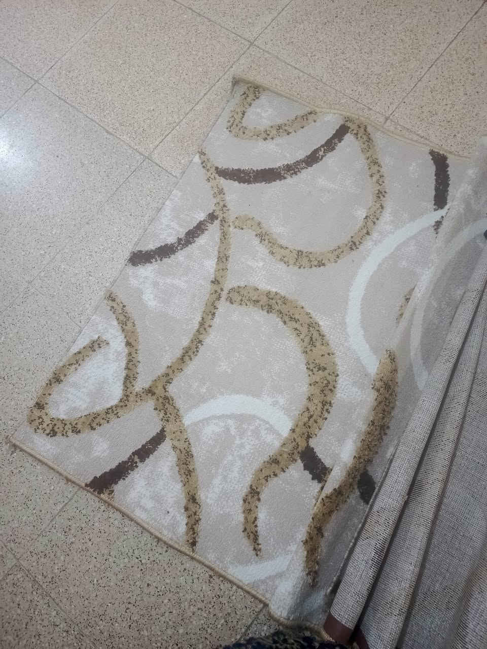 امداد أمتار بوهيمي بعدهن جدد جبت قنفات وميصيرن بالصاله الطول اربع امتار الحافه مالتهن جلد صارن عليه 90قيم واخذ بما يرضي الله مفروشات مره وحده بس ***********
