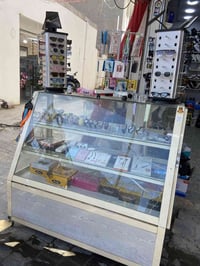 معرض ساعات للبيع  مع استناد نظارات عدد 2  السعر مناسب وتكدر تفتح بيه م...