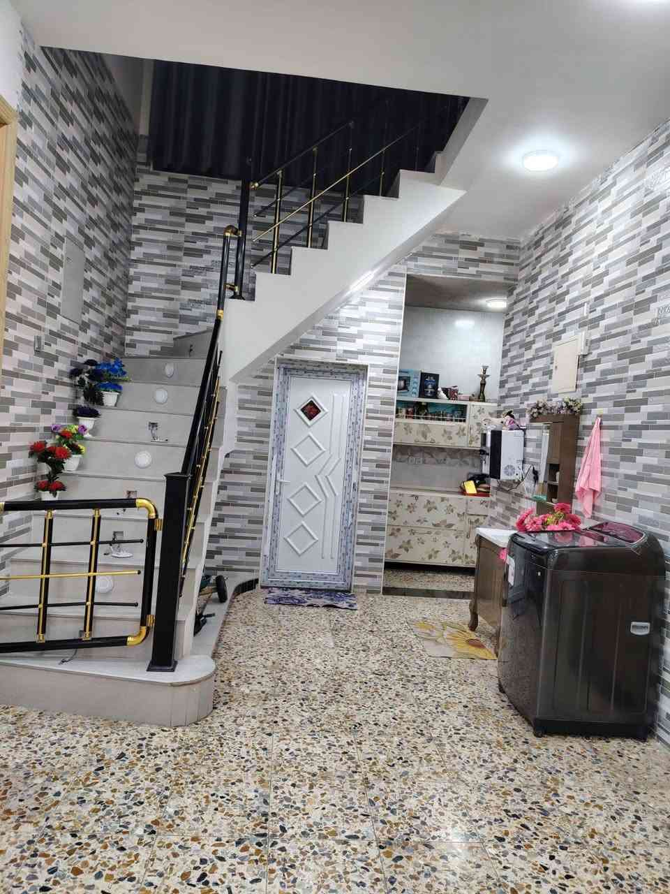 السلام عليكم دار للبيع المساحه 200 متر الموقع حله حي النصر بناء حديث غرفتين نوم هول استقبال مطبخ حار وبارد  الاستفسار على الرقم ***********
