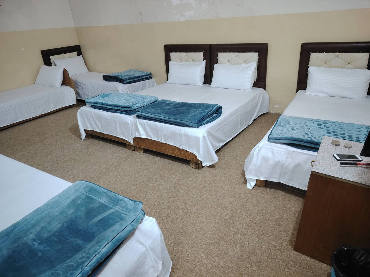 منزل البشير كربلاء المقدسة  شارع الشهداء 
قرب مستشفى السفير 
متوفر حجز 3 غرف  غرفه رباعيي  وغرفتين سباعي  
عدد الاسره 18 سرير عؤال فقط  للحجز والا ستفسار واتساب و اتصال  ***********
