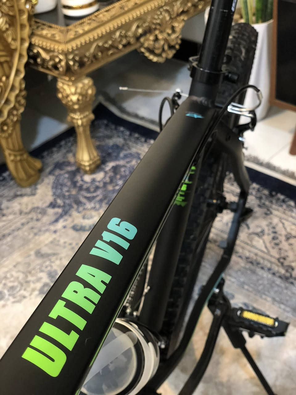 السلام عليكم..
للبيع بايسكل FLASH ULTRA V16 بحالة الوكالة (جديد تماماً). البايسكل اشتريته قبل 3 أيام فقط واستخدامه جداً بسيط، يعني بعده بجماليته وكوالتي الجديد تماماً. 
اللون : 
اسود طافي مطعّم بأزرق وأخضر 
المواصفات: 
 • الموديل: FLASH V16 (الأصلي).
 • الحجم: 27.5.
 • الحالة: بحالة الزيرو (مستعمل 3 أيام فقط)، لا شخط ولا نقص، والتايرات لسه بشعراتها.
 • نظام البريك: V-Brake (المخدات) سريع الاستجابة.
 • گير السرعات: 21 سرعة (3 تروس أمامية و 7 تروس خلفية)، نظام تحويل السرعات سلس وممتاز.
 • الهيكل: ألمنيوم خفيف وتصميم عصري. 
 • السعر: 225,000 دينار عراقي 
 • الموقع: بغداد - التاجيات.
 • للتواصل: [***********] موجود واتساب
