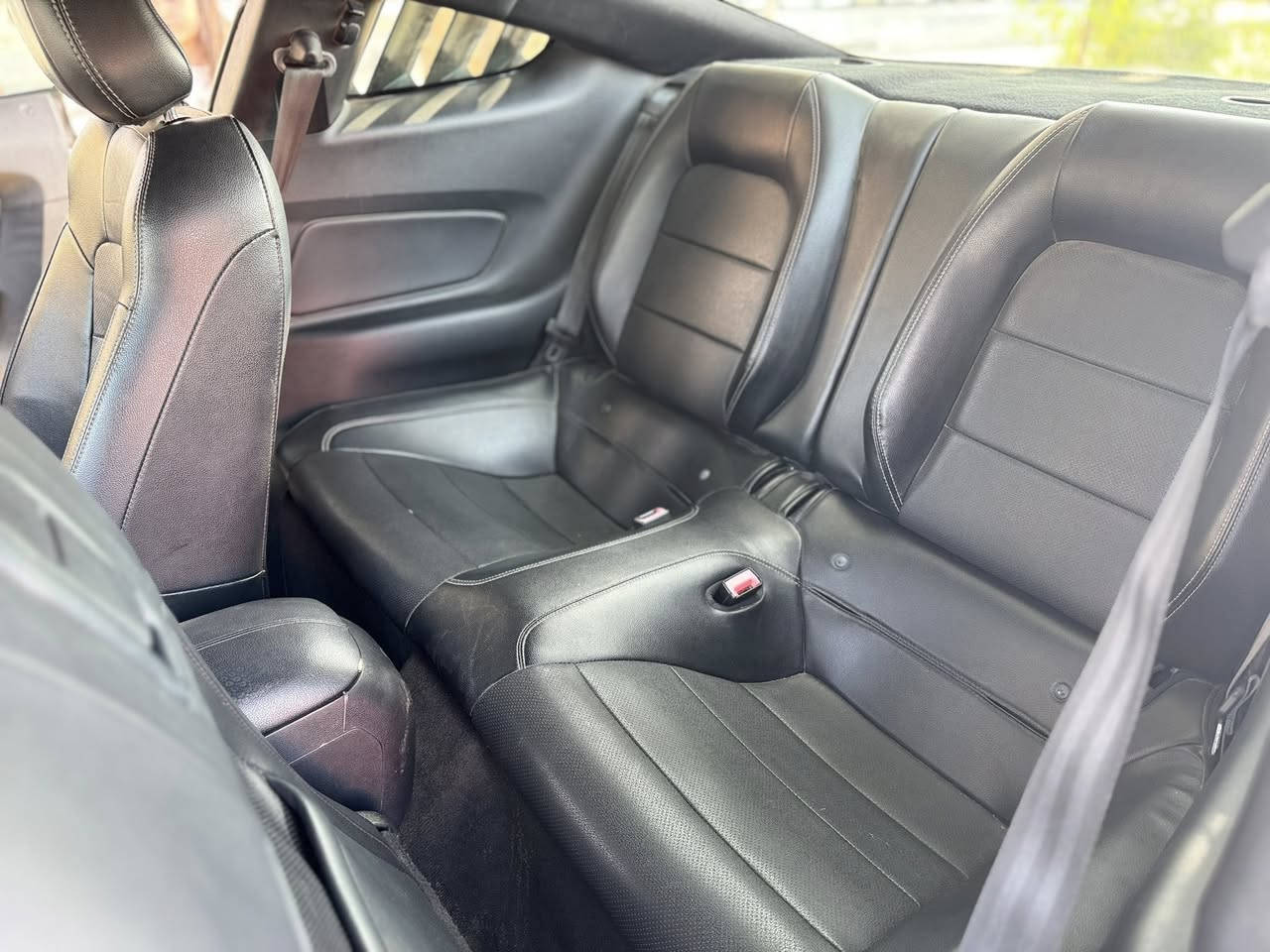 **🚗 للبيع: فورد موستانج 2018 EcoBoost**

**المواصفات :**
- **الموديل:** 2018
- **المحرك:** 2.3 لتر EcoBoost تيربو 4 سلندر
- **القوة:** 310 حصان
- **ناقل الحركة:** أوتوماتيك 10 سرعات
- **الدفع:** خلفي (RWD)

**المواصفات الخارجية:**
- اللون: أبيض 
- جنوط سوداء رياضية
- كشافات LED
- فتحات تهوية على الكبوت
- سبويلر خلفي
- حالة الهيكل: ممتازة
الضرر : تبديل بنيد 
تبديل جامرلغ امامي جهة السايق
بخ امريكا ربع جامرلغ خلفي جهة السكن فقط
ايرباك استيرن طاك مرجع سستم
**المميزات الداخلية:**
- مقاعد رياضية مريحة
- نظام ترفيه SYNC 3 مع شاشة لمس
- تكييف أوتوماتيك
- مقود رياضي متعدد الوظائف
- نظام صوتي عالي الجودة
- Apple CarPlay و Android Auto
- **🐎 علامة الحصان الأصلية عند فتح الأبواب**

**الأمان والتقنية:**
- وسائد هوائية متعددة
- نظام الثبات الإلكتروني
- مثبت سرعة
- كاميرا خلفية
- حساسات ركن

**✨ مميزات خاصة:**
- **ماكو هيجي نظافة بالعراق بهذا الموديل**
- **سيارة ما رايحة للفيتر - كلها بلادي**
- **صيانة منتظمة ودقيقة**
- **كير ومحرك مكفولين 100%**
- **ما ناقصها أي شي - جاهزة للاستخدام**
- **بدون حوادث - حالة ممتازة**

**الكيلومترات:** [67 Mile]

السعر: 135 ورقة 
مكان السيارة: بغداد 

📞 للتواصل والاستفسار: [+9647727761230]

**🔥 فرصة لا تعوض - سيارة نظيفة وجاهزة**

بالتوفيق! 🚗✨


**إذا كنت صاحب هذا الإعلان وتريد حذفه لأي سبب، رجاءا أرسل رسالة إلى الدعم الفني**